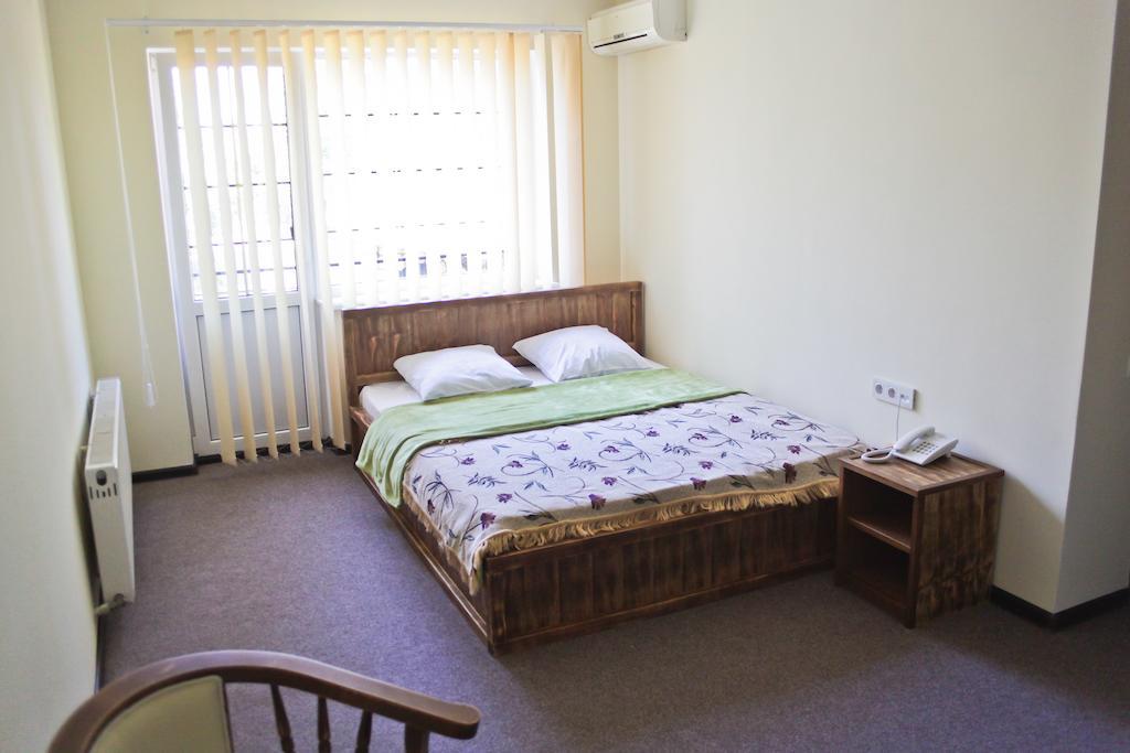 Cowboy Hotel Odessa Room photo