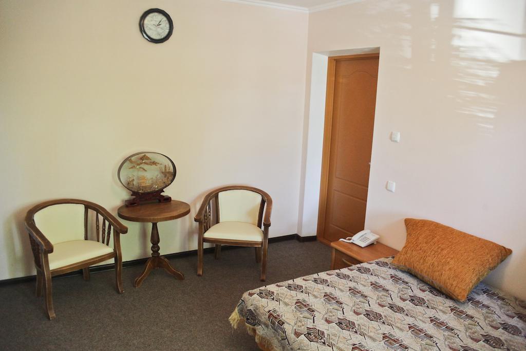 Cowboy Hotel Odessa Room photo