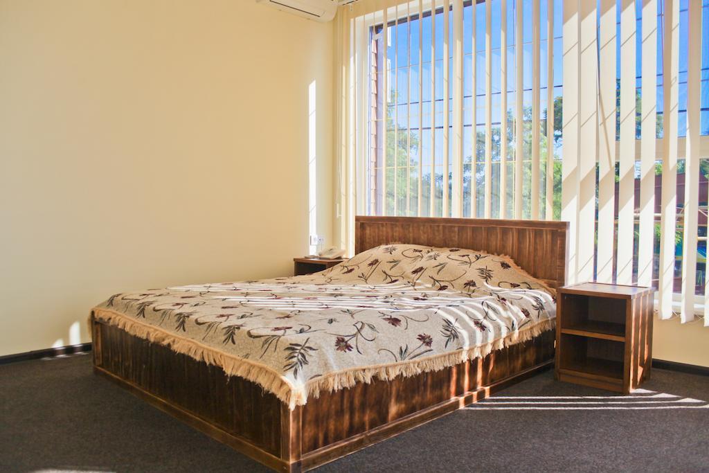 Cowboy Hotel Odessa Room photo